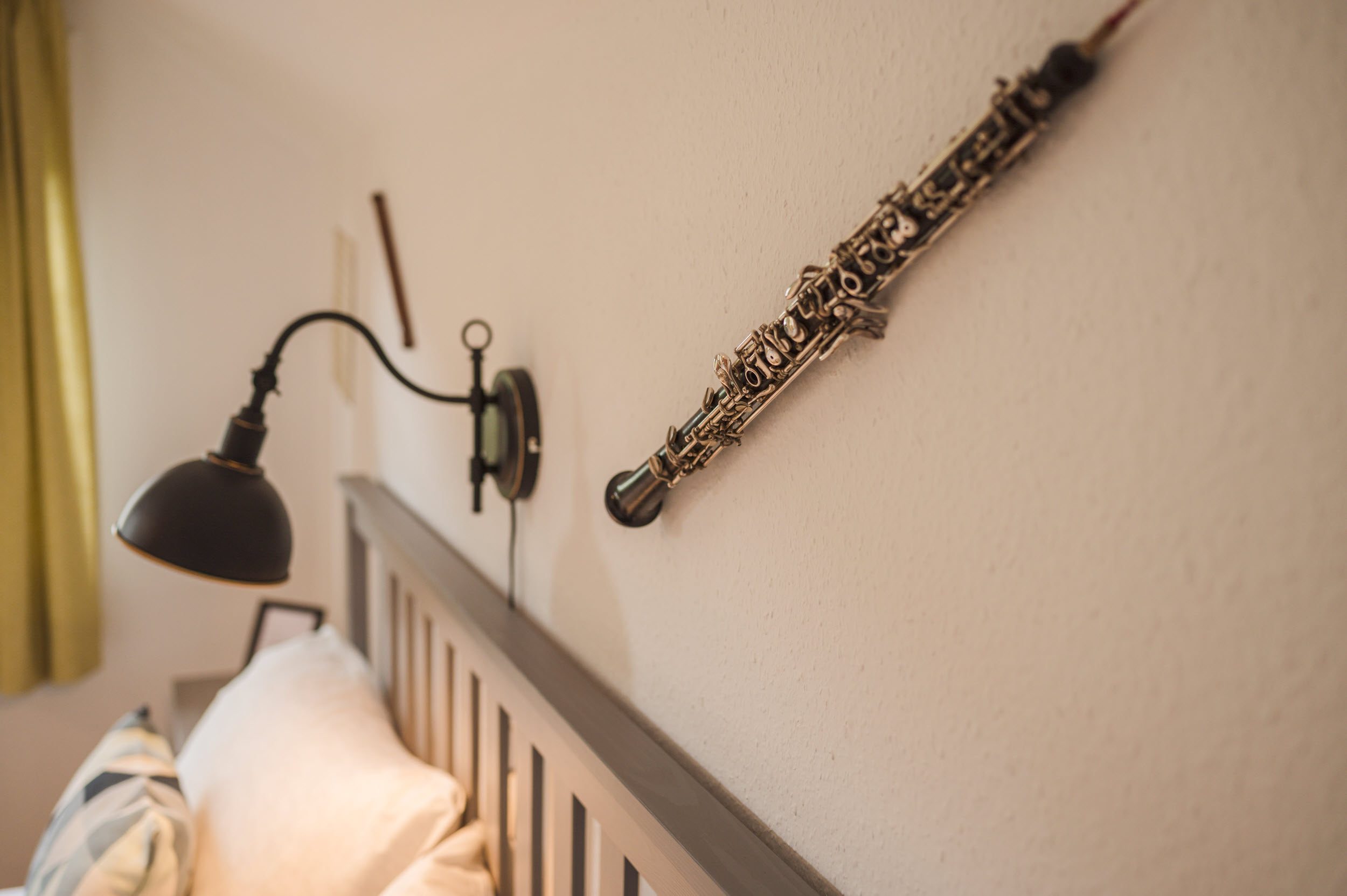 Oboe an der Schlafzimmerwand