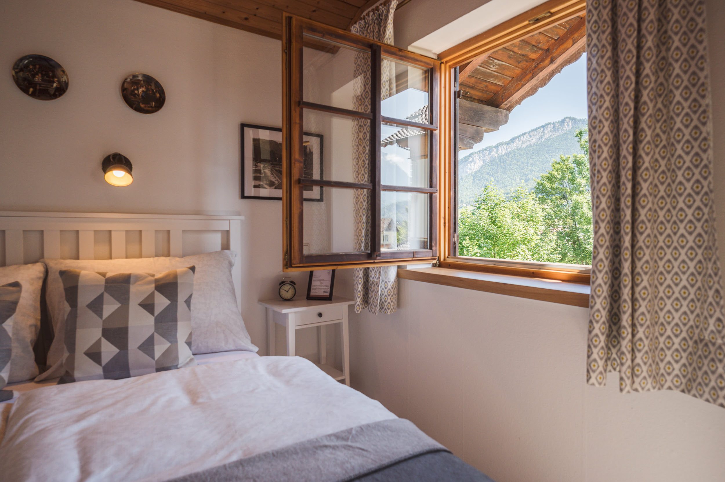Schlafzimmer mit Blick auf die Berge