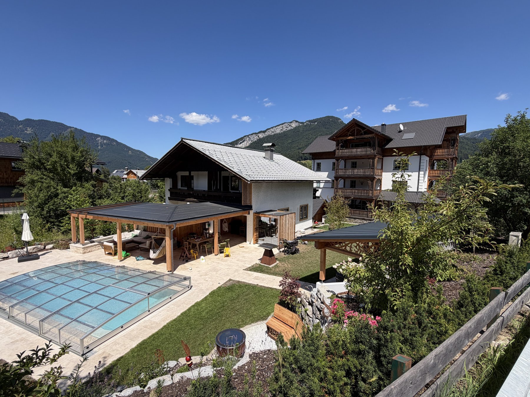 Refugium Salzweg: Garten mit Pool und Pergola, dahinter die Villa Salzweg