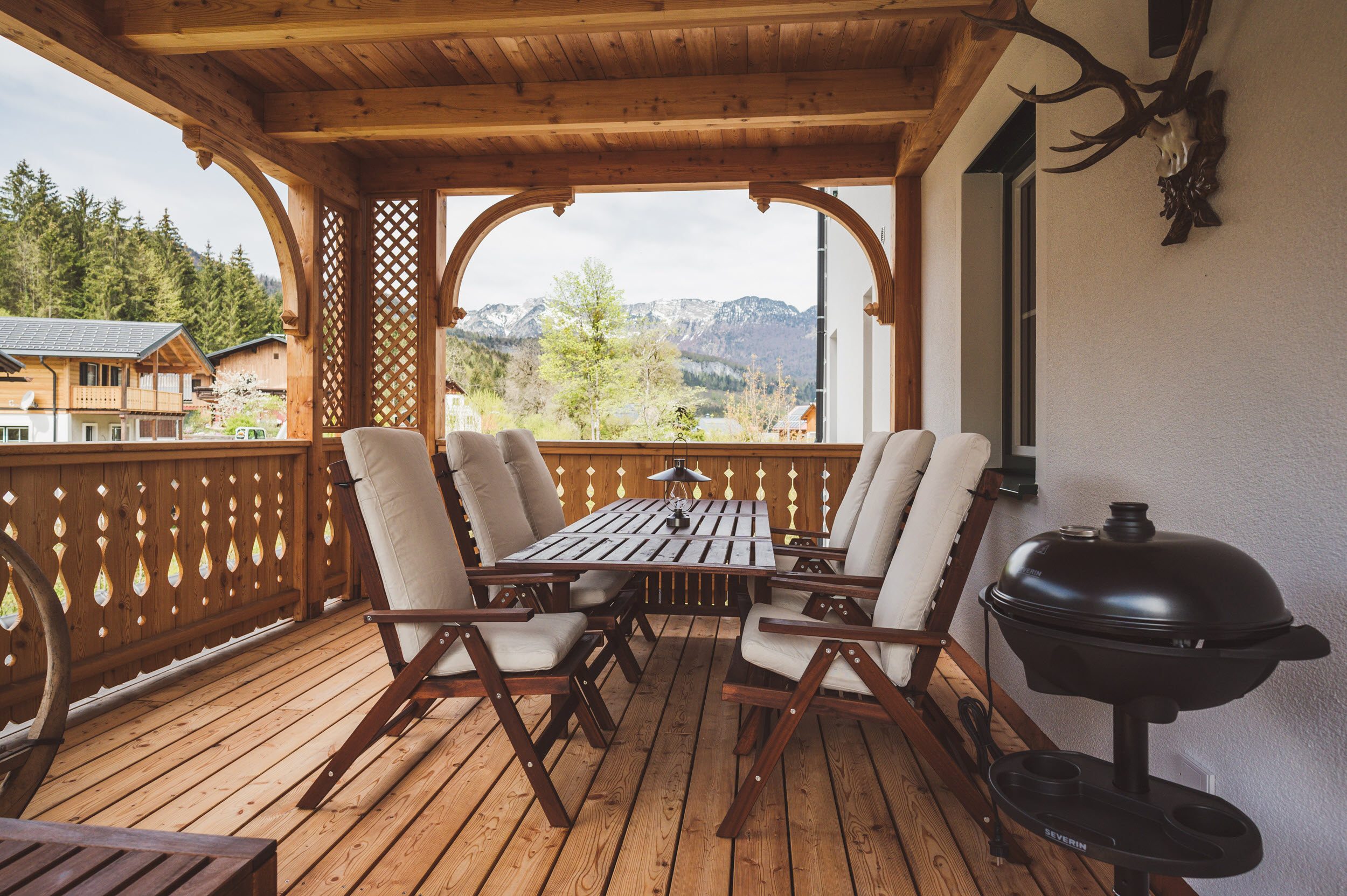 18 m² Balkon mit Esstisch, Elektrogrill und Bergblick