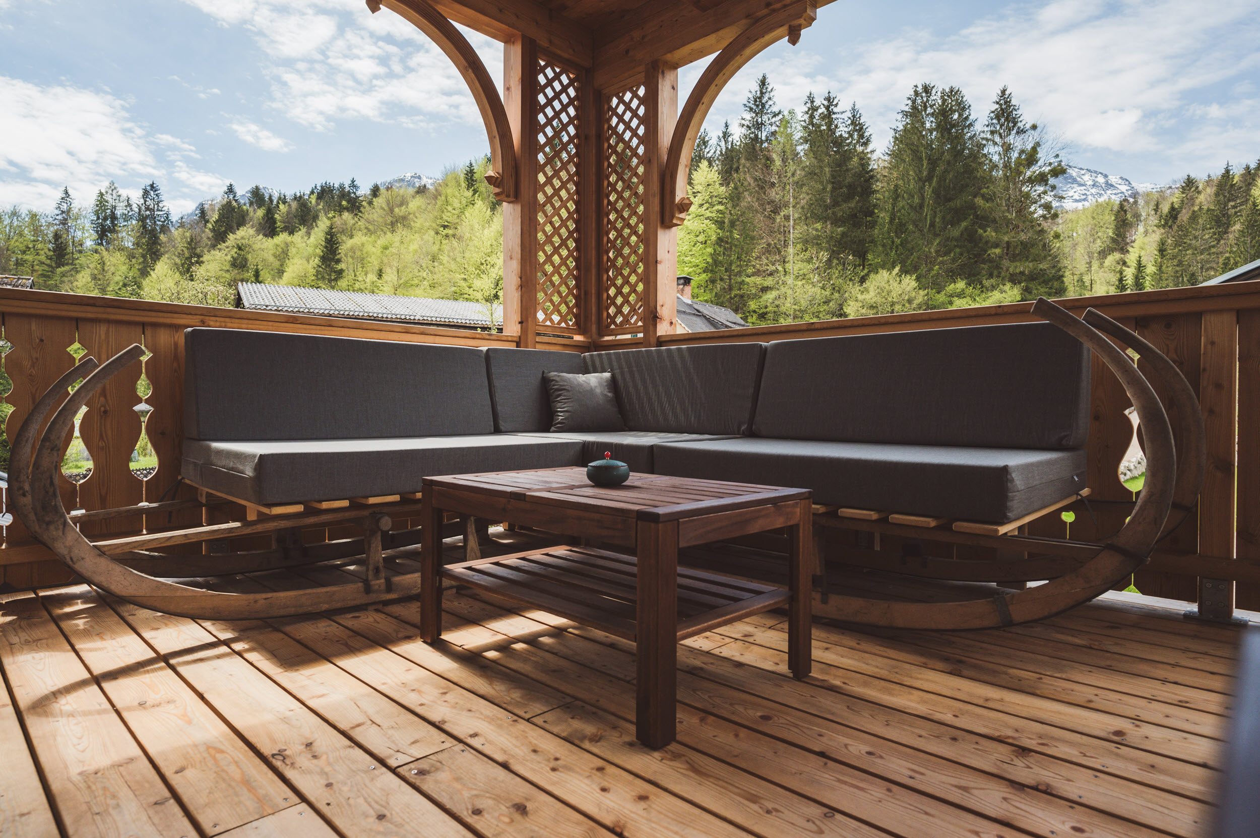Balkon-Lounge mit Eckbank, Couchtisch und Blick ins Tal