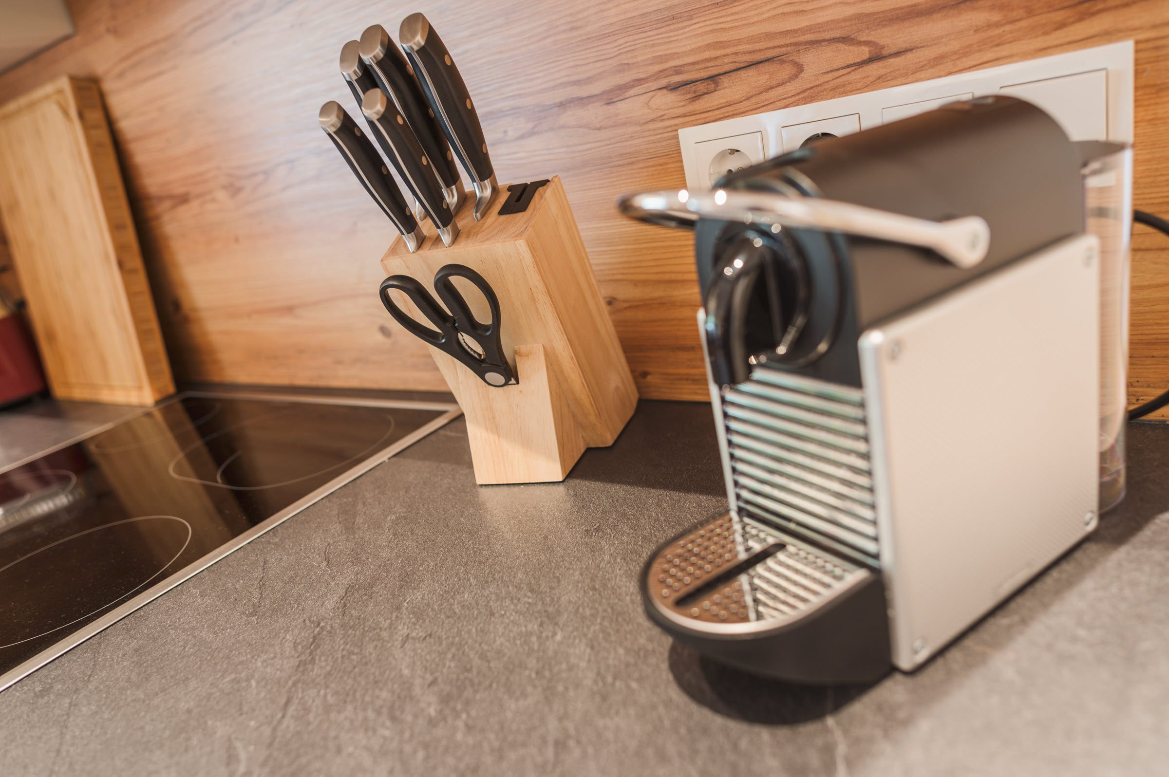 Küchen-Detail: Messerblock und Nespresso-Kaffeemaschine