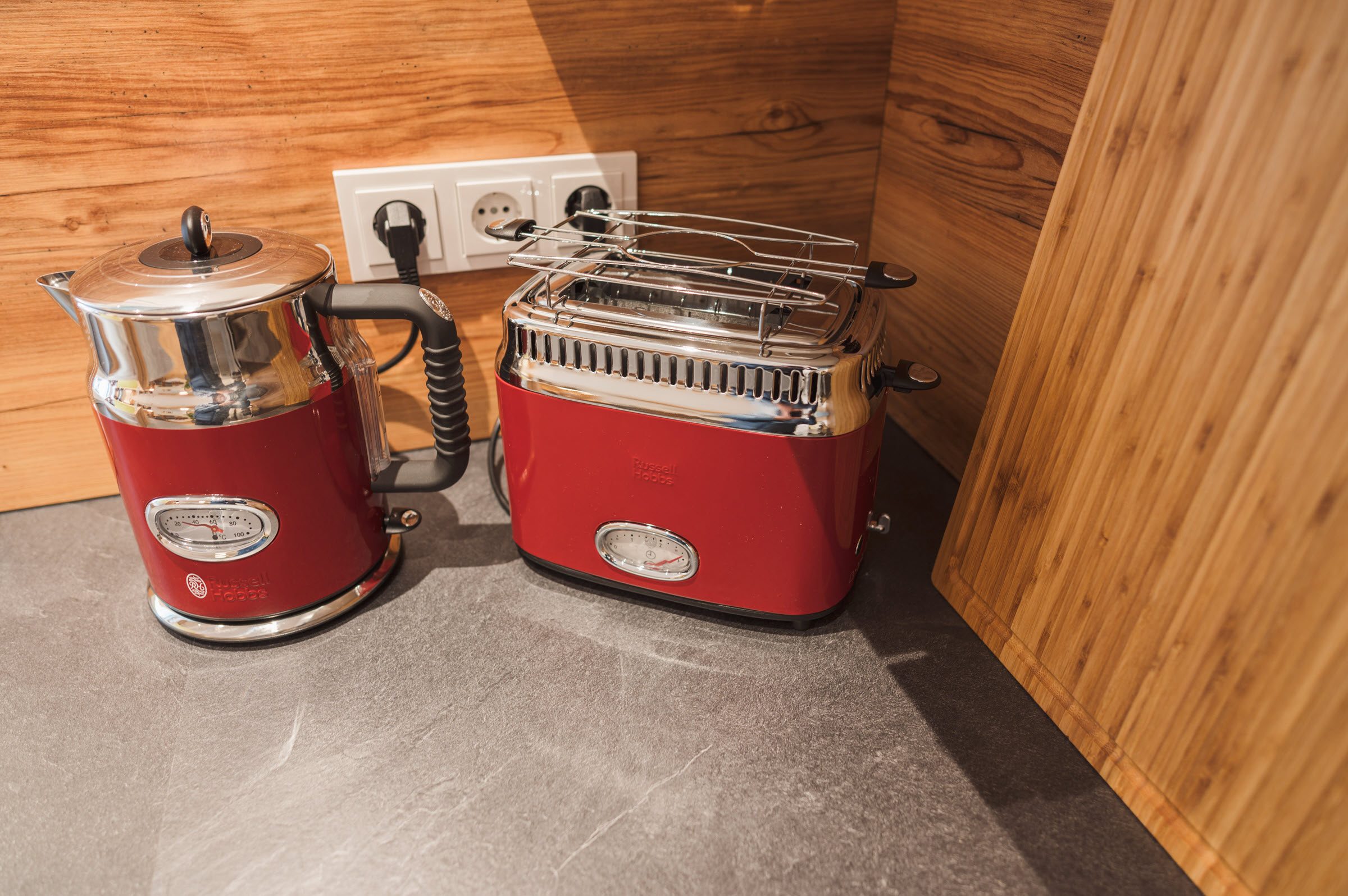 Roter Russell-Hobbs-Wasserkocher und Toaster