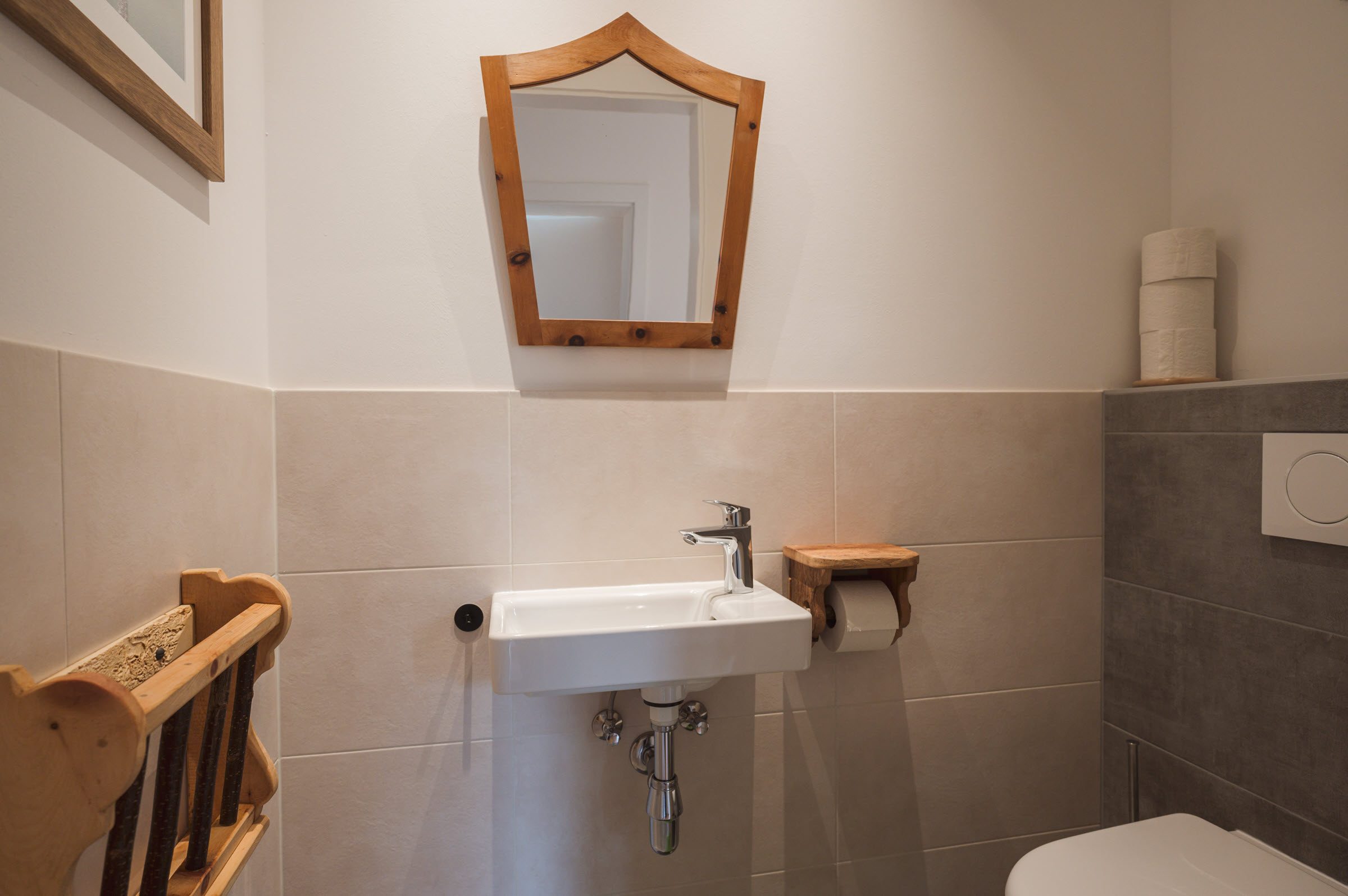 Gäste-WC mit Holz-Spiegel und Waschbecken