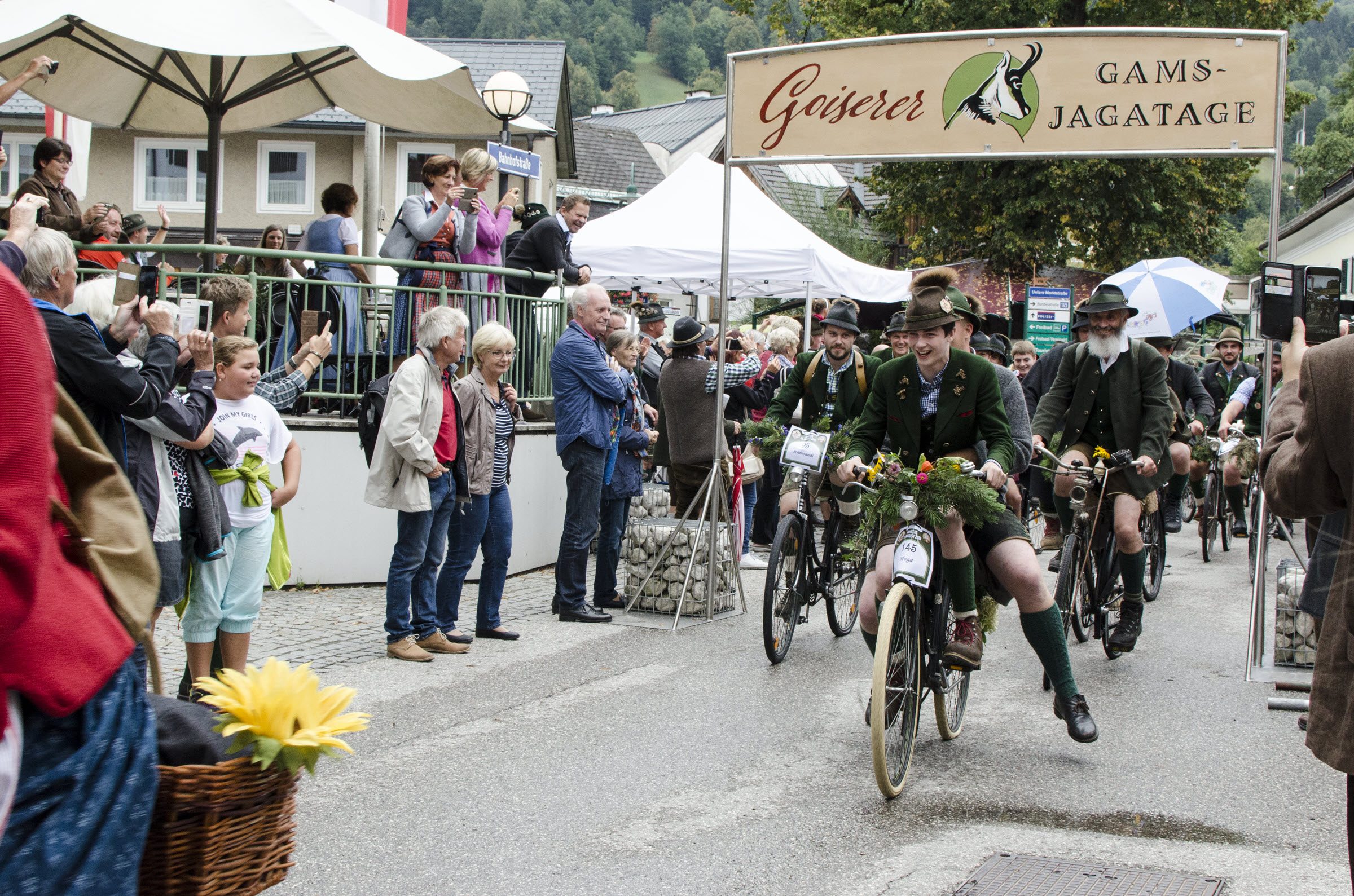 Brauchtum im Salzkammergut: Von Gamsjagatagen bis Glöcklerlauf