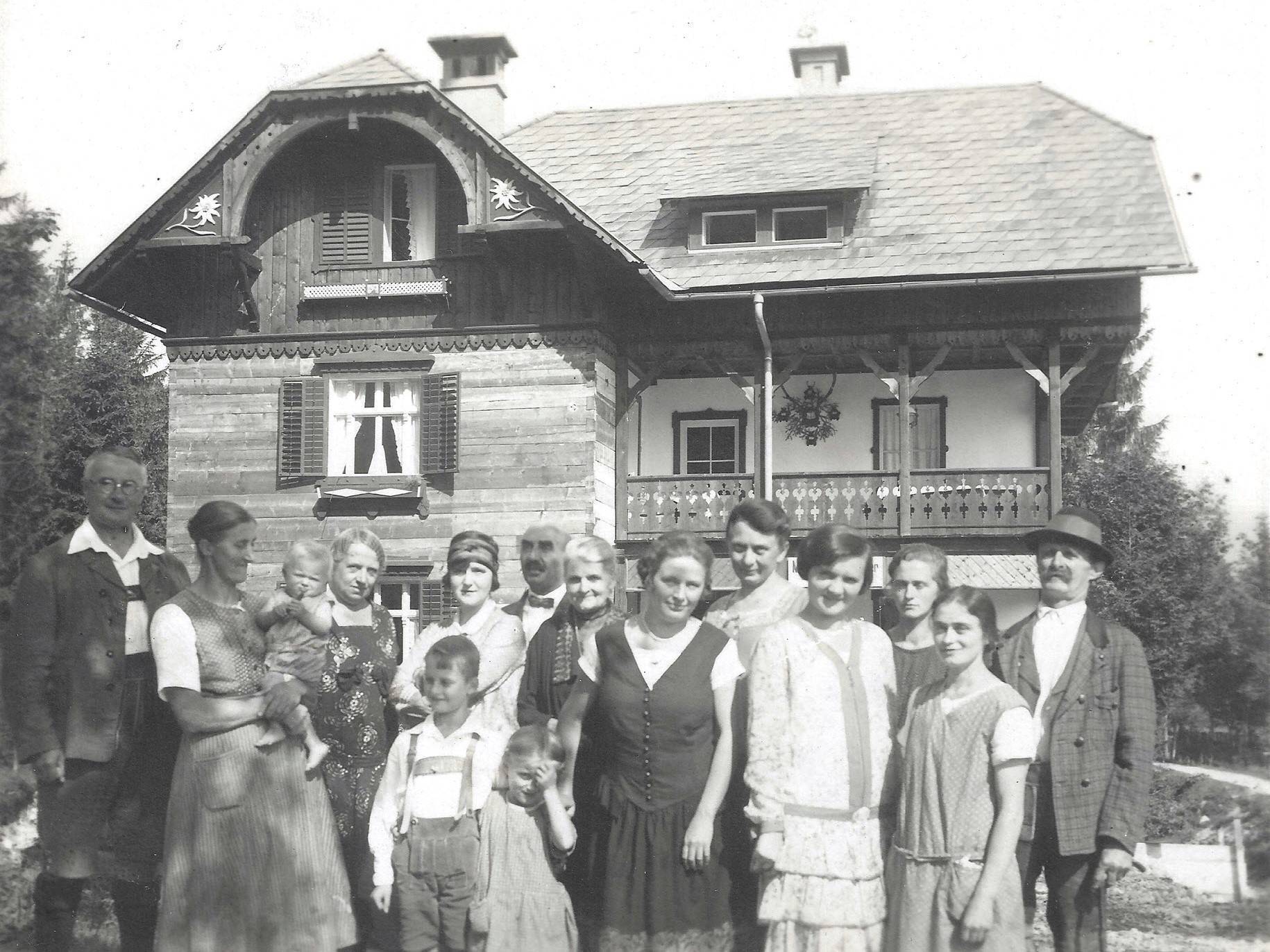 Haus Edelweiss mit Gästen Jahr 1927