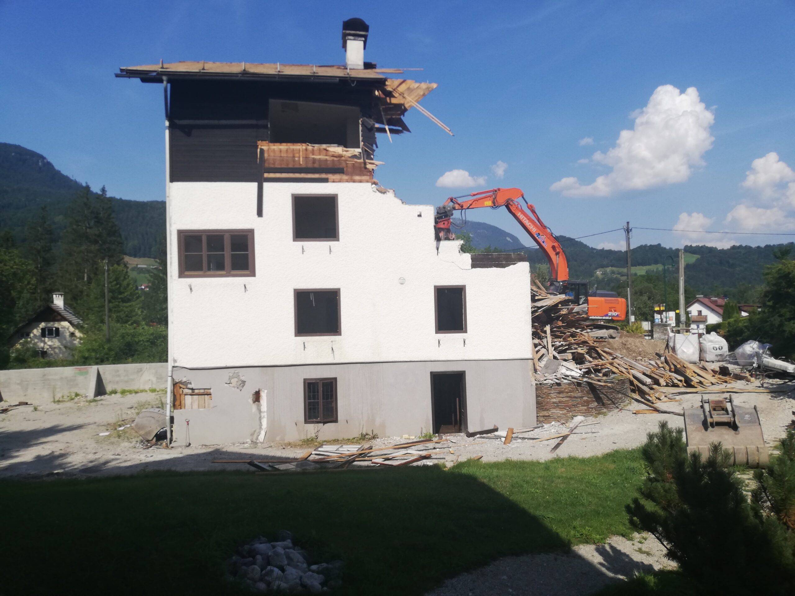 Julia 2019 Demolition House Edelweiss